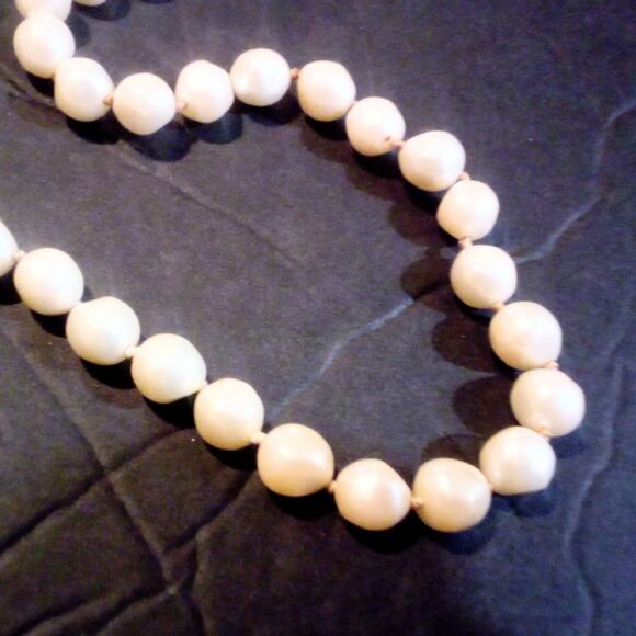 Vintage Trifari White Hand Knotted Faux Pearl Necklace - Picture 3 of 4